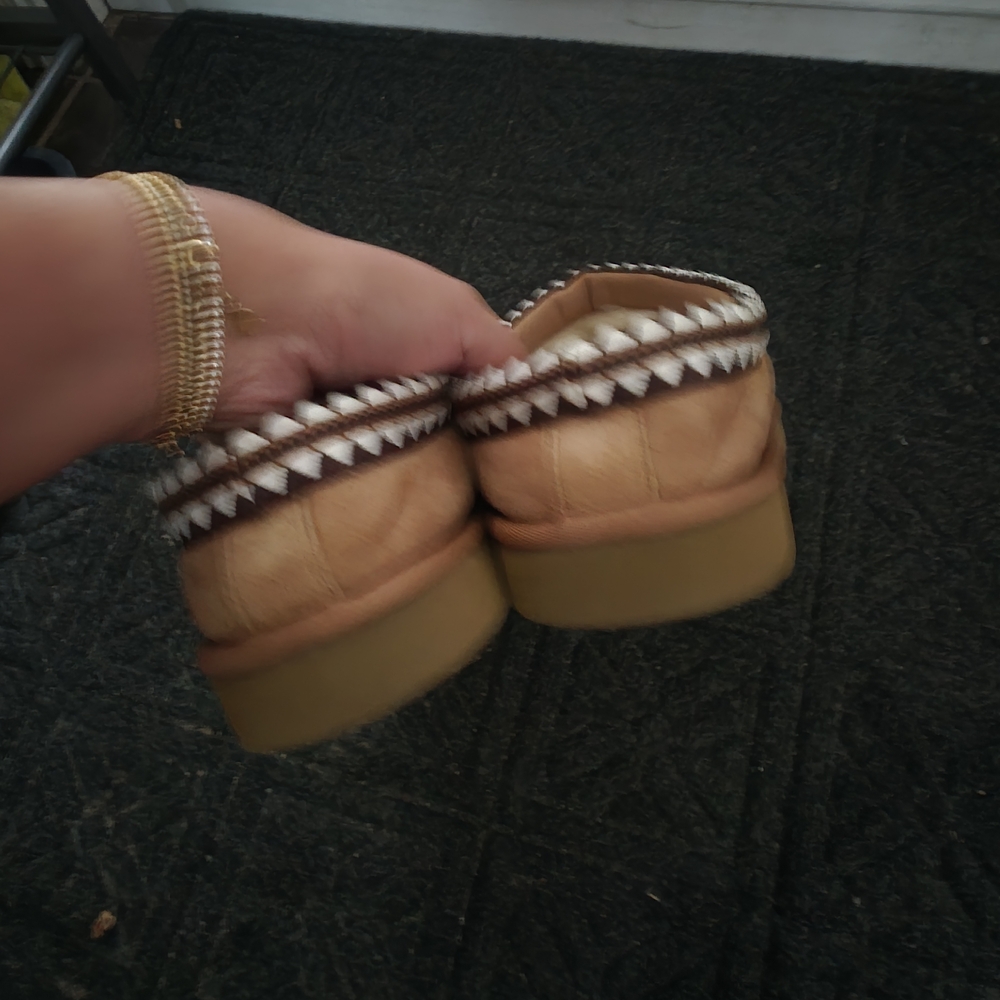 Kirkland Signature Women Tan Slippers - Picture 3 of 6